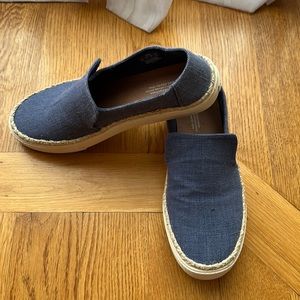 Toms chambray blue women’s size 9.5 slip on shoes
